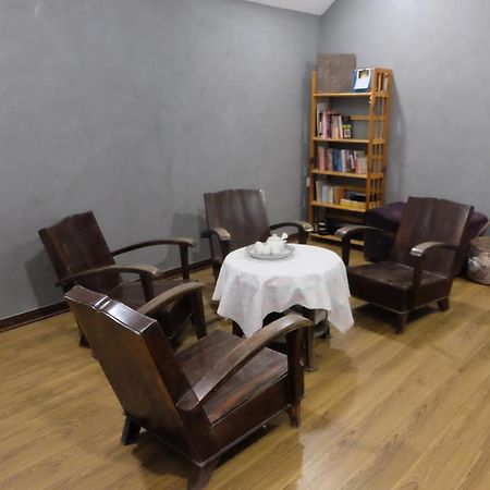 La Sen_Thu An_Phong Don Co Cua So Nhin Ra Ban Cong Appartement Thon An Hoa Buitenkant foto