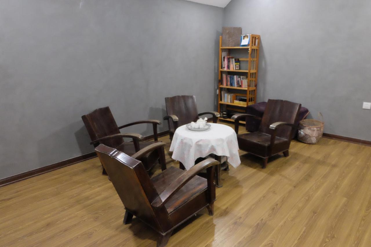 La Sen_Thu An_Phong Don Co Cua So Nhin Ra Ban Cong Appartement Thon An Hoa Buitenkant foto