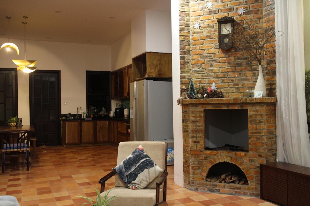 La Sen_Thu An_Phong Don Co Cua So Nhin Ra Ban Cong Appartement Thon An Hoa Buitenkant foto